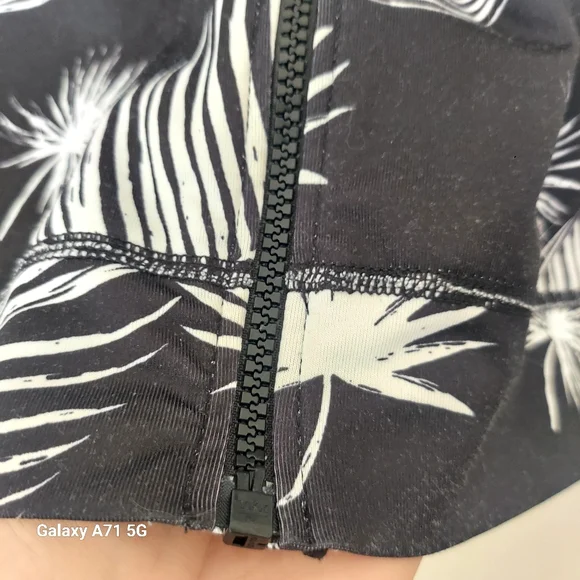 Hurley Womens Full Zip Long Sleeve Hooded Black White Floral Rashguard Sz S - Picture 6 of 16